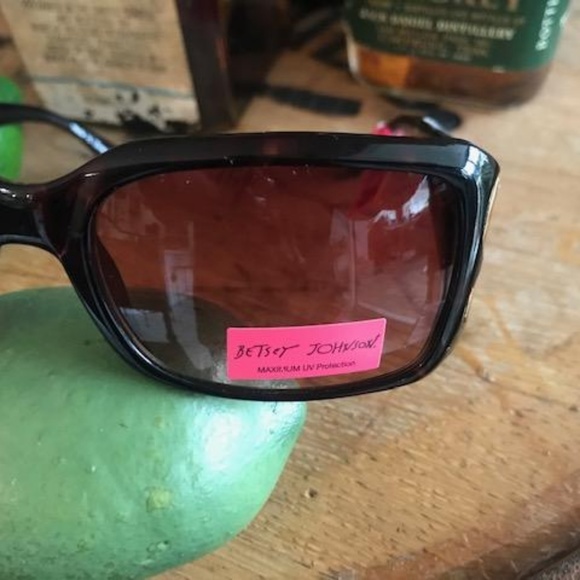 BETSEY JOHNSON Gold Heart Tort UV Sunglasses 32